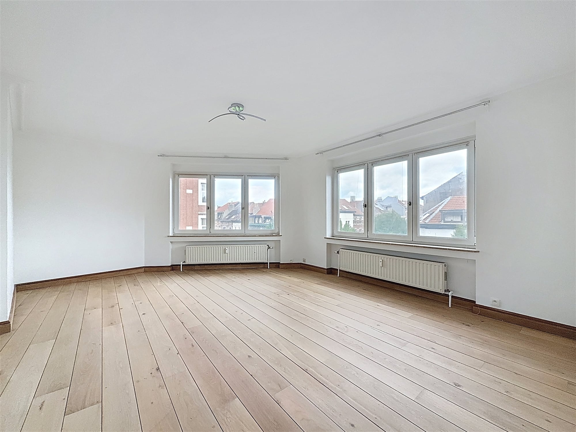 Flat/Studio 1 kamer te huur in SCHAERBEEK voor 880 € / maand (foto 1 van 7)